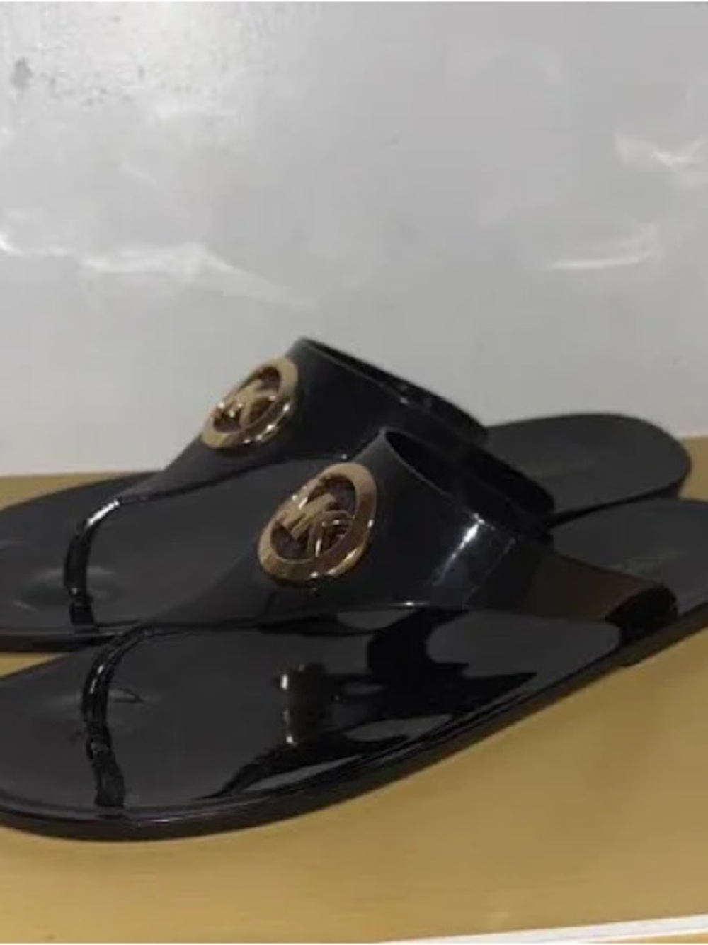 Michael Kors LILLIE Sandals
Flip Flops Black jelly gold logo - Picture 3 of 4
